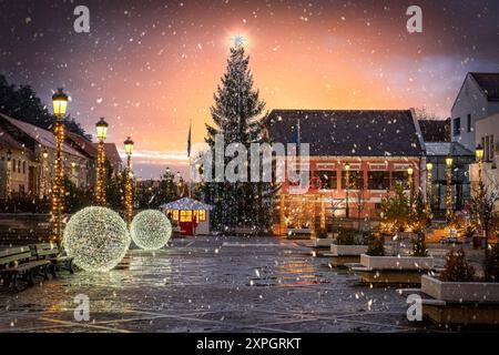 Incantevole mercatino di Natale a Rasnov, Transilvania. Immergiti in un magico paese delle meraviglie invernale con luci scintillanti, decorazioni natalizie e R Foto Stock