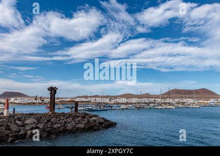 Il villaggio di Caleta del Sebo sull'isola di Graciosa vicino a Lanzarote, Isole Canarie, Spagna Foto Stock