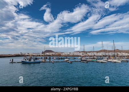 Il villaggio di Caleta del Sebo sull'isola di Graciosa vicino a Lanzarote, Isole Canarie, Spagna Foto Stock