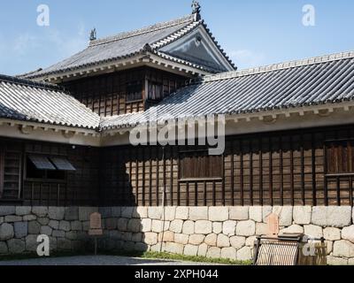 Matsuyama, prefettura di Ehime, Giappone - 11 aprile 2018: Cortile interno dello storico castello di Matsuyama, uno dei 12 castelli originali del Giappone Foto Stock