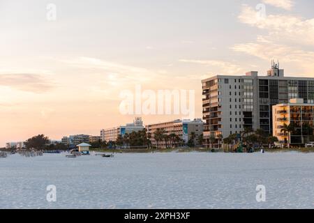 Un paesaggio urbano tramonta lungo St. Pete Beach con gli edifici illuminati dal sole. Foto Stock