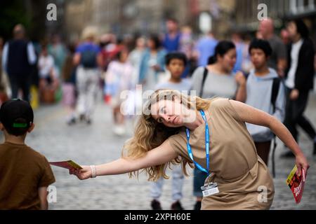 Edimburgo Scozia, Regno Unito 06 agosto 2024. Vita sul Royal Mile durante il Festival di Edimburgo con la strada piena di artisti e turisti. credito sst/alamy notizie in diretta Foto Stock