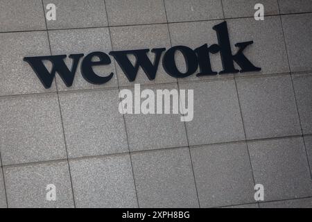 Logo WeWork su sfondo squarido, Singapore. Foto Stock