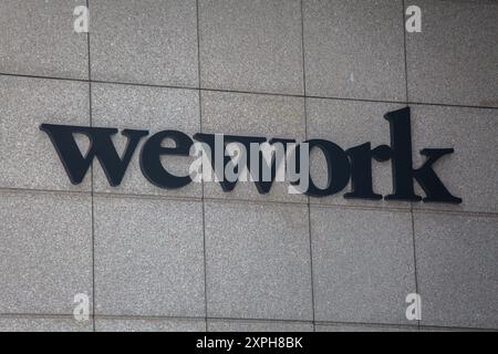 Logo WeWork su sfondo squarido, Singapore. Foto Stock