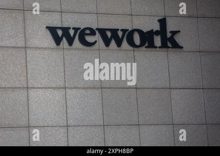 Logo WeWork su sfondo squarido, Singapore. Foto Stock