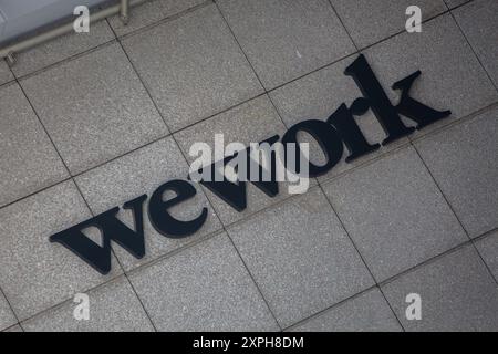 Logo WeWork su sfondo squarido, Singapore. Foto Stock