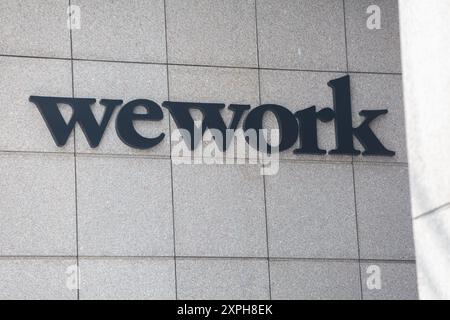 Logo WeWork su sfondo squarido, Singapore. Foto Stock