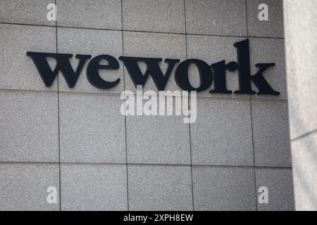 Logo WeWork su sfondo squarido, Singapore. Foto Stock