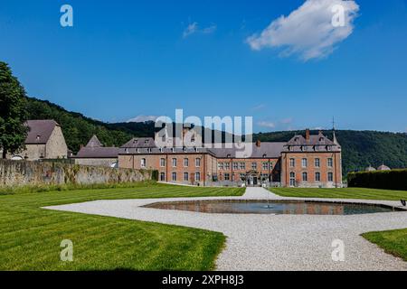 Castello di Freyre in stile rinascimentale con cielo blu, giardino frontale con fontana, edificio, montagne con alberi lussureggianti sullo sfondo, soleggiata giornata estiva a N Foto Stock