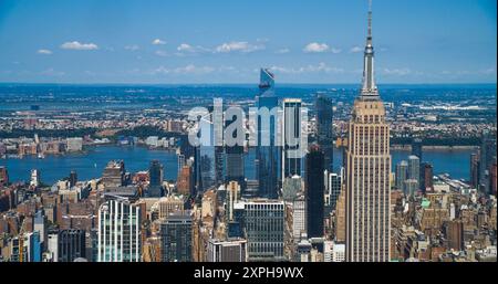 Riprese in elicottero sopra lo skyline di Manhattan, incentrate su 30 Hudson Yards Skyscraper. Folla di turisti che si godono la vista del tramonto urbano da una piattaforma panoramica Foto Stock