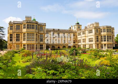 I giardini sul retro della casa di campagna Audley End e i giardini, Saffron Walden, Essex, Inghilterra Foto Stock