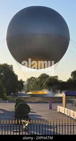 Quando il sole tramonta su Parigi, molti curiosi vengono a radunarsi intorno ai Giardini delle Tuileries per guardare il Calderone olimpico del 2024 prendere il volo Foto Stock