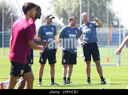 Der FC Augsburg komplettiert Sein Trainerteam mit dem neuen Co.-Trainer Imre Szabics (Mitte), mit Jacob Friis (Co.-Trainer FC Augsburg, li.) und Jess Thorup (Trainer FC Augsburg,), Imre Szabics War Spieler beim FC Augsburg von 2007-2010; FC Augsburg, Training, Foto Stock