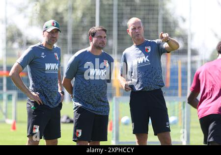 Der FC Augsburg komplettiert Sein Trainerteam mit dem neuen Co.-Trainer Imre Szabics (Mitte), mit Jacob Friis (Co.-Trainer FC Augsburg, li.) und Jess Thorup (Trainer FC Augsburg,), Imre Szabics War Spieler beim FC Augsburg von 2007-2010; FC Augsburg, Training, Foto Stock