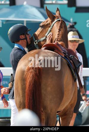 Versailles, Francia. 6 agosto 2024. Henrik von Eckermann di Svezia, a cavallo di re Edoardo, conforta il cavallo durante la finale individuale di salto equestre ai Giochi Olimpici di Parigi 2024 a Versailles, Francia, 6 agosto 2024. Crediti: Yang lei/Xinhua/Alamy Live News Foto Stock