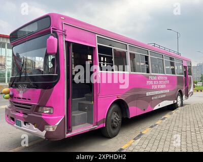 Islamabad, Pakistan. 6 agosto 2024. Un autobus dipinto di rosa per i trasporti pubblici urbani, solo per le donne, si trova sul lato della strada. I primi autobus per sole donne sono destinati a circolare per le strade della capitale pakistana Islamabad. Con lo slogan "No Fear, No Barrier", i veicoli rosa sono destinati a fornire un trasporto sicuro per insegnanti, studenti e alunni. Crediti: Nabila Lalee/dpa/Alamy Live News Foto Stock