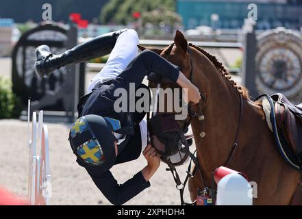 Versailles, Francia. 6 agosto 2024. Henrik von Eckermann di Svezia, in sella a re Edoardo, cade dal cavallo durante la finale individuale di salto equestre ai Giochi Olimpici di Parigi 2024 a Versailles, Francia, 6 agosto 2024. Crediti: Yang lei/Xinhua/Alamy Live News Foto Stock