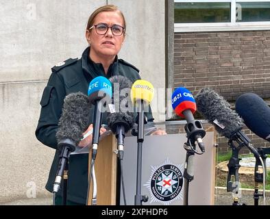 Melanie Jones, assistente capo del PSNI, parla ai media fuori dalla sede centrale del PSNI a Belfast est, e rinuncia a un aggiornamento sulla risposta della polizia al disordine a Belfast a seguito di una protesta anti-immigrazione. Data foto: Martedì 6 agosto 2024. Foto Stock