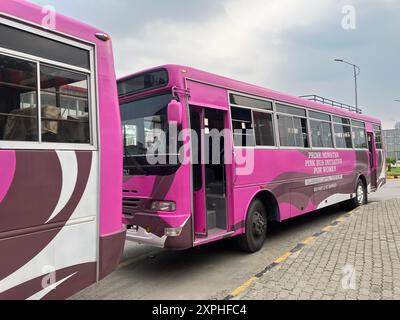 Islamabad, Pakistan. 6 agosto 2024. Un autobus dipinto di rosa per i trasporti pubblici urbani, solo per le donne, si trova sul lato della strada. I primi autobus per sole donne sono destinati a circolare per le strade della capitale pakistana Islamabad. Con lo slogan "No Fear, No Barrier", i veicoli rosa sono destinati a fornire un trasporto sicuro per insegnanti, studenti e alunni. Crediti: Nabila Lalee/dpa/Alamy Live News Foto Stock