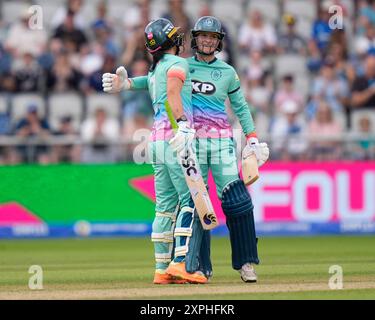 Manchester, Regno Unito. 6 agosto 2024; Old Trafford Cricket Ground, Manchester, Inghilterra; The Hundred Womens Cricket, Manchester Originals vs Oval Invincibles; Paige Scholfield of Oval Invincibles celebra la vittoria dopo la partita con Marizanne Kapp di Oval Invincibles Credit: Action Plus Sports Images/Alamy Live News Foto Stock