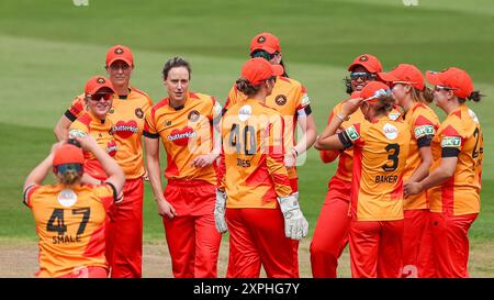 Birmingham, Regno Unito. 6 agosto 2024. Ellyse Perry di Birmingham Phoenix (quarta a sinistra) celebra il wicket di Hollie Armitage durante il Hundred Women match tra Birmingham Phoenix Women e Northern Superchargers Women all'Edgbaston Cricket Ground, Birmingham, Inghilterra, il 6 agosto 2024. Foto di Stuart Leggett. Solo per uso editoriale, licenza richiesta per uso commerciale. Non utilizzare in scommesse, giochi o pubblicazioni di singoli club/campionato/giocatori. Crediti: UK Sports Pics Ltd/Alamy Live News Foto Stock