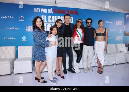 (L-R) Tiaré Scanda, Leonardo Herrera, Paola Ramones, Adrián Uribe, Mariana Seoane, Daniel Tovar e Teresa Ruiz hanno posato per le foto durante una conferenza stampa per promuovere il film «El Candidato Honesto» a Videocine il 5 agosto 2024 a città del Messico, Messico. (Foto di Yamak Perea/ Eyepix/Sipa USA) Foto Stock