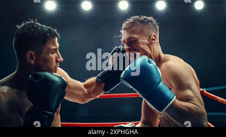 Due pugili maschi si scambiano potenti pugni in un intenso match sotto Bright Lights, Raw Strength e Fierce Competition nel ring. Sudore e determinazione nello sport ad alta energia. Campionato di pugilato Foto Stock