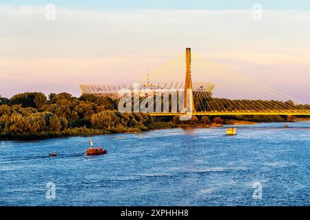 Ponte Świętokrzyski e stadio nazionale PGE Narodowy con vista sul fiume Vistola, Varsavia, Polonia Foto Stock