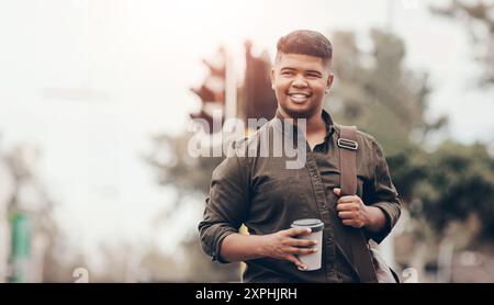 Uomo, sorridi e cammina in città con un caffè per il lavoro, pensa e idee di viaggio. Ragazzo indiano, viaggio felice e urbano in ufficio con l'espresso Foto Stock