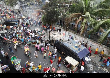 Dacca, Bangladesh. 6 agosto 2024. Le persone si riuniscono alla stazione di polizia di Japrabari in seguito alle dimissioni del primo ministro, a Dacca, Bangladesh, il 6 agosto 2024. In un discorso alla nazione, il capo di stato maggiore dell'esercito generale Waker-Uz-Zaman ha annunciato il 5 agosto che il primo ministro Sheikh Hasina si è dimesso dopo settimane di disordini e che sarà formato un governo ad interim per governare il paese. Nuovo coprifuoco a partire dalle 18:00. Credito: Abaca Press/Alamy Live News Foto Stock