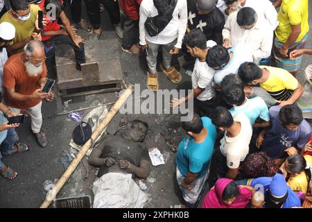 Dacca, Bangladesh. 6 agosto 2024. Le persone si riuniscono alla stazione di polizia di Japrabari in seguito alle dimissioni del primo ministro, a Dacca, Bangladesh, il 6 agosto 2024. In un discorso alla nazione, il capo di stato maggiore dell'esercito generale Waker-Uz-Zaman ha annunciato il 5 agosto che il primo ministro Sheikh Hasina si è dimesso dopo settimane di disordini e che sarà formato un governo ad interim per governare il paese. Nuovo coprifuoco a partire dalle 18:00. Credito: Abaca Press/Alamy Live News Foto Stock