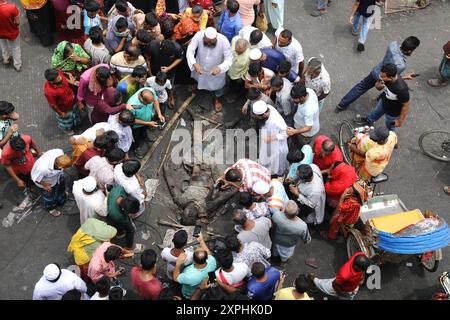 Dacca, Bangladesh. 6 agosto 2024. Le persone si riuniscono alla stazione di polizia di Japrabari in seguito alle dimissioni del primo ministro, a Dacca, Bangladesh, il 6 agosto 2024. In un discorso alla nazione, il capo di stato maggiore dell'esercito generale Waker-Uz-Zaman ha annunciato il 5 agosto che il primo ministro Sheikh Hasina si è dimesso dopo settimane di disordini e che sarà formato un governo ad interim per governare il paese. Nuovo coprifuoco a partire dalle 18:00. Credito: Abaca Press/Alamy Live News Foto Stock