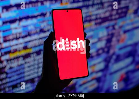 In questa immagine, il logo Dish Network Corporation viene visualizzato sullo schermo dello smartphone. Foto Stock