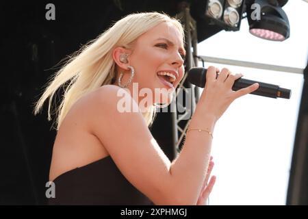 Paulina Wagner dal vivo beim Magic Blue Open Air 2024 m Kurpark. Bad Füssing, 03.08.2024 *** Paulina Wagner live al Magic Blue Open Air 2024 nel Kurpark Bad Füssing, 03 08 2024 foto:XS.xNömerx/xFuturexImagex Magic 4841 Foto Stock