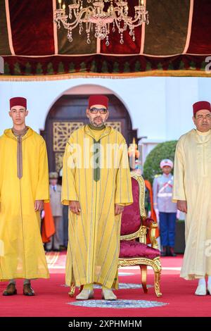 Rabat, Marocco. 31 luglio 2024. Il re del Marocco Mohammed vi (centro), suo figlio il principe ereditario Moulay El Hassan (a sinistra) e suo fratello il principe Moulay Rachid, presiede un ricevimento in occasione del 25° anniversario della sua ascesa al trono, nel 1999, a M'Diq, Marocco, il 30 luglio, 2024. foto di Palazzo reale via Balkis Press/ABACAPRESS. COM credito: Abaca Press/Alamy Live News Foto Stock