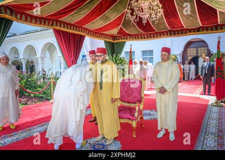 Rabat, Marocco. 31 luglio 2024. Il re del Marocco Mohammed vi (centro), suo figlio il principe ereditario Moulay El Hassan (a sinistra) e suo fratello il principe Moulay Rachid, presiede un ricevimento in occasione del 25° anniversario della sua ascesa al trono, nel 1999, a M'Diq, Marocco, il 30 luglio, 2024. foto di Palazzo reale via Balkis Press/ABACAPRESS. COM credito: Abaca Press/Alamy Live News Foto Stock