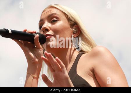 Paulina Wagner dal vivo beim Magic Blue Open Air 2024 m Kurpark. Bad Füssing, 03.08.2024 *** Paulina Wagner live al Magic Blue Open Air 2024 nel Kurpark Bad Füssing, 03 08 2024 foto:XS.xNömerx/xFuturexImagex Magic 4843 Foto Stock