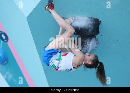 Le Bourget, Francia. 6 agosto 2024. Laura Rogora, Italia, gareggia durante la semifinale di arrampicata sportiva femminile Boulder & lead ai Giochi Olimpici di Parigi 2024 a le Bourget Climbing Venue, vicino Parigi, Francia, 6 agosto 2024. Crediti: Gao Jing/Xinhua/Alamy Live News Foto Stock