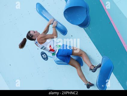 Le Bourget, Francia. 6 agosto 2024. L'Italia Camilla Moroni gareggia durante la semifinale di arrampicata sportiva femminile Boulder & lead ai Giochi Olimpici di Parigi 2024 a le Bourget Climbing Venue, vicino Parigi, Francia, 6 agosto 2024. Crediti: Gao Jing/Xinhua/Alamy Live News Foto Stock