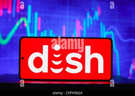 In questa immagine, il logo Dish Network Corporation viene visualizzato sullo schermo di uno smartphone. (Foto di Jaque Silva / SOPA Images/Sipa USA) *** esclusivamente per notizie editoriali *** Foto Stock