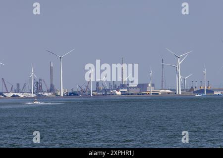 Vlissingen, Paesi Bassi. 6 agosto 2024. Porto del Mare del Nord - Vlissingen nella foto durante un momento stampa di Orsted, martedì 6 agosto 2024, sul trasporto di merci con droni pesanti di carico alle turbine eoliche offshore nel parco eolico Borssele 1 e 2 in Zelanda, Paesi Bassi. Si tratta di una prima volta per il settore eolico offshore che tali droni vengono utilizzati in un parco eolico offshore. BELGA FOTO NICOLAS MAETERLINCK credito: Belga News Agency/Alamy Live News Foto Stock