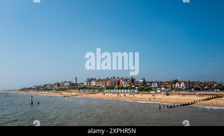 Southwold Beach con città in lontananza, Suffolk, Regno Unito. Vacanze, Mare, vacanza. Tradizionale. Mare inglese. Capanne di legno. Foto Stock