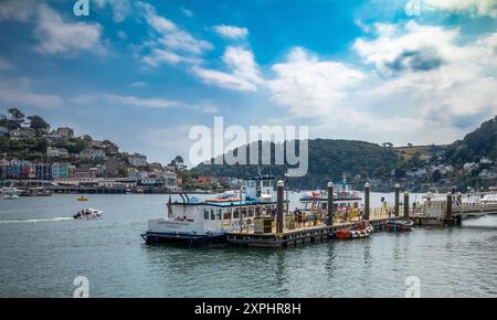 Il traghetto Kingswear attende i passeggeri sull'estuario del fiume Dart a Dartmouth, Devon, Regno Unito Foto Stock