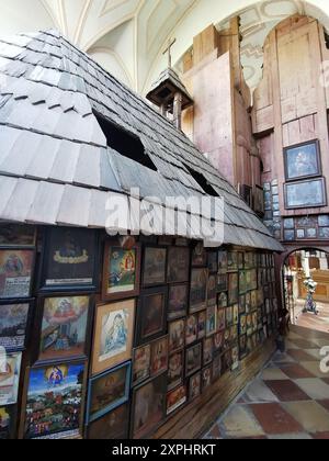 Votivbilder, Votivtafeln an den Wänden der Gnadenkapelle innerhalb der Kirche, Wallfahrtskirche Mariä Himmelfahrt a Sammarei, Landkreis Passau, Niederbayern, Bayern, Deutschland Foto Stock