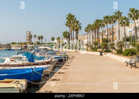 Promenade a Porto Cesareo, località balneare sul Mar Ionio in Puglia, provincia di Lecce, Puglia Foto Stock