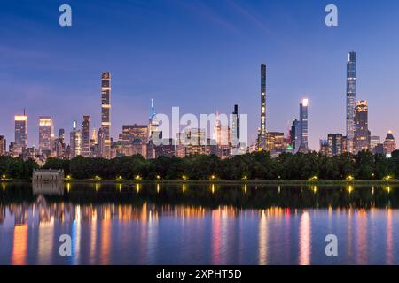 Skyline di New York al tramonto con riflessi dei grattacieli di Billionaires Row nel Central Park Reservoir. Midtown Manhattan Foto Stock