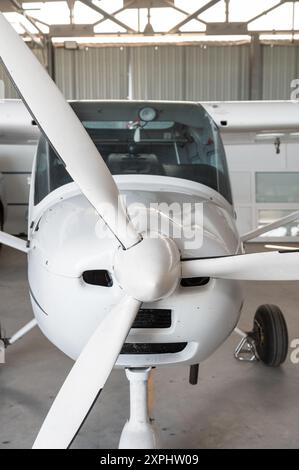 Piccolo aereo privato a elica leggero nell'hangar, foto ravvicinata Foto Stock