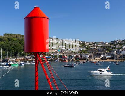 Fowey in Cornovaglia Inghilterra Regno Unito. Questa impressionante torre di navigazione con la più brillante vernice rossa possibile è un marcatore di spedizione e un faro sulle rive di Fowey Foto Stock