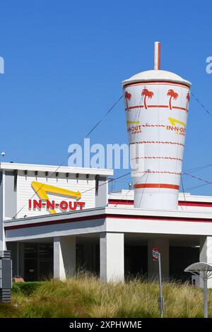 LONG BEACH, CALIFORNIA - 28 LUGLIO 2024: In-n-Out Burger Restaurant in Lakewood Boulevard e Carson Street a Long Beach. Foto Stock