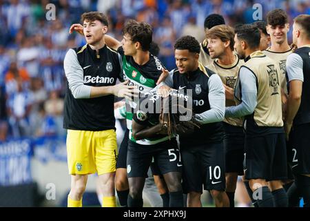 I giocatori dello Sporting festeggiano dopo aver segnato un gol di Geovany Quenda durante la partita Supertaca Candido de Oliveira 2024 tra lo Sporting CP e il FC Porto all'Estadio Municipal de Aveiro. Punteggio finale; Sporting CP 3:4 FC Porto. Foto Stock